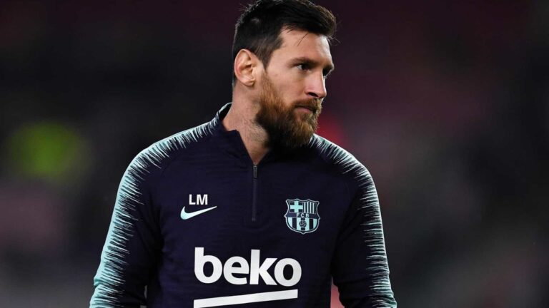 É difícil que Messi continue no Barcelona, diz pai na chegada à Espanha