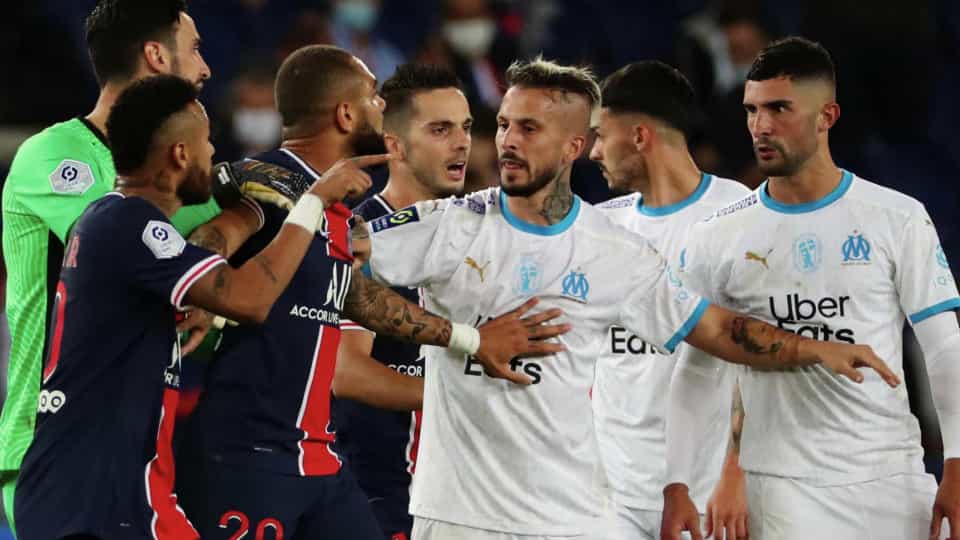 Neymar e Álvaro González serão julgados em caso de racismo nesta quarta