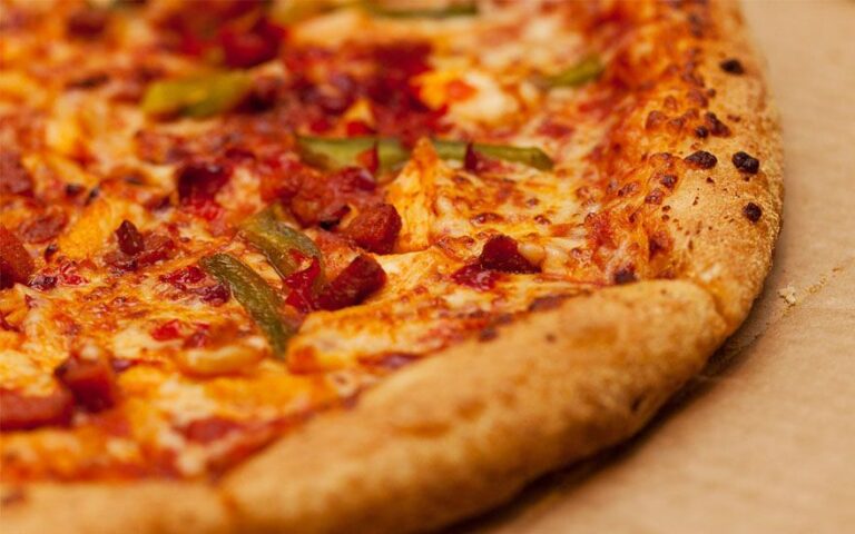 No Acre, entregador por app retira pizza em restaurante e leva pra comer em casa