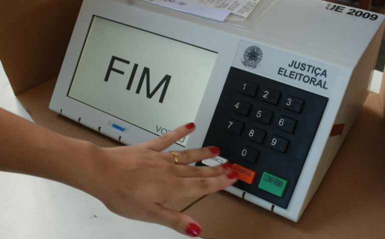 Eleitores de cinco municípios definem novos prefeitos neste domingo