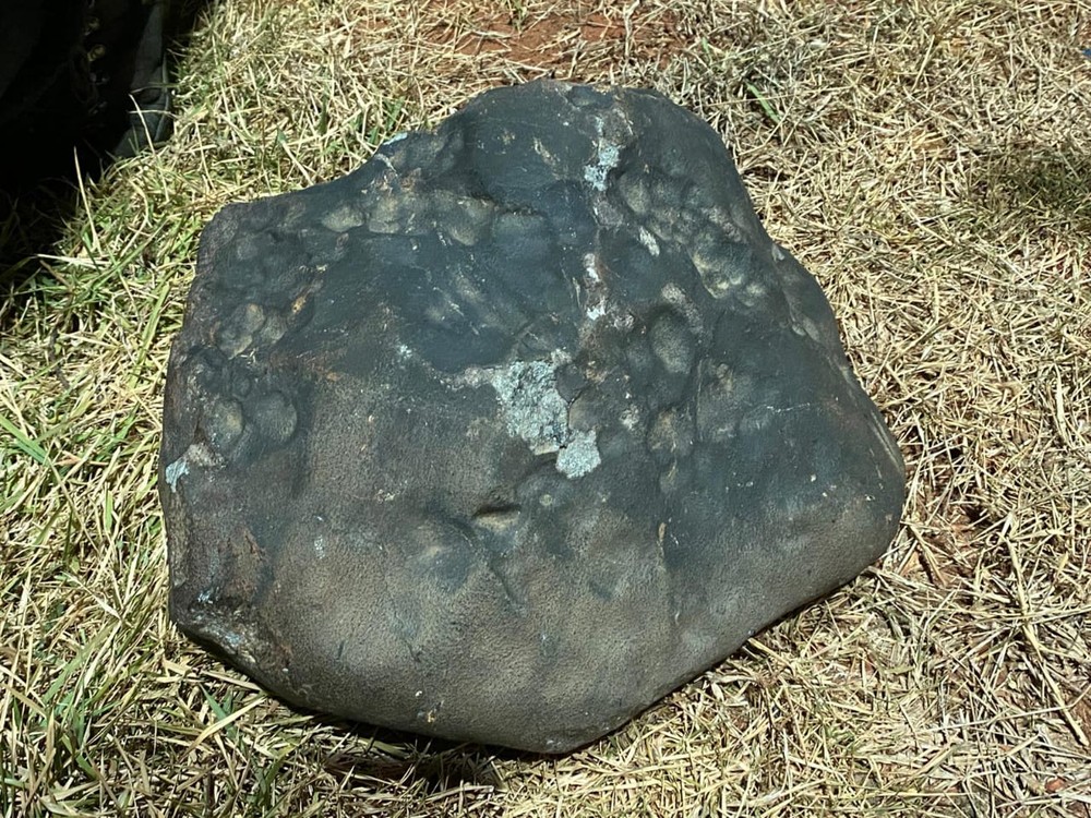 Casal que encontrou meteorito gigante no sertão diz que vive ‘pesadelo’