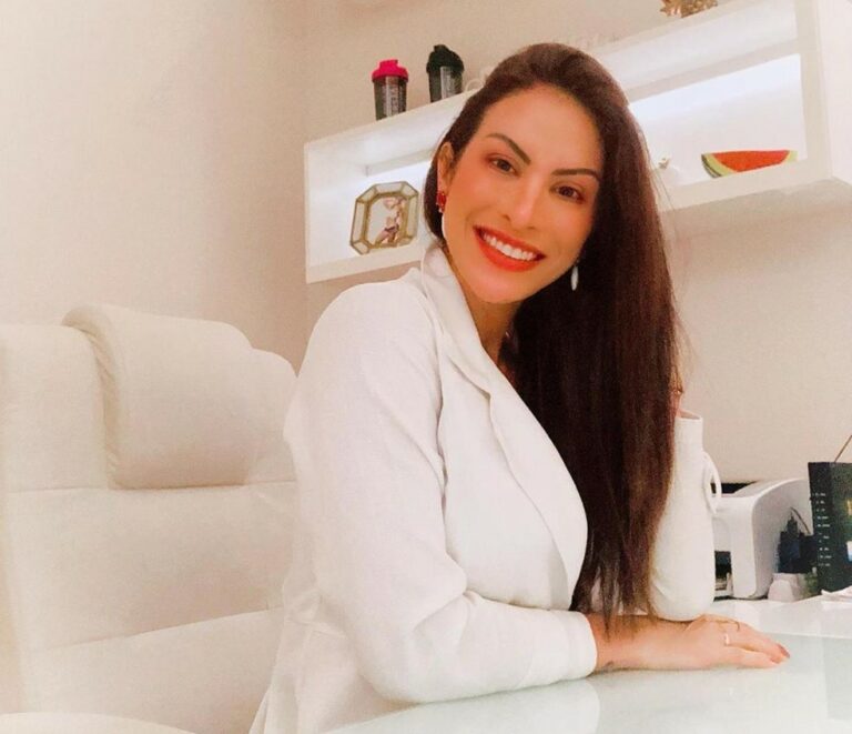 Médica vai parar na UTI após ser picada por jararaca durante banho