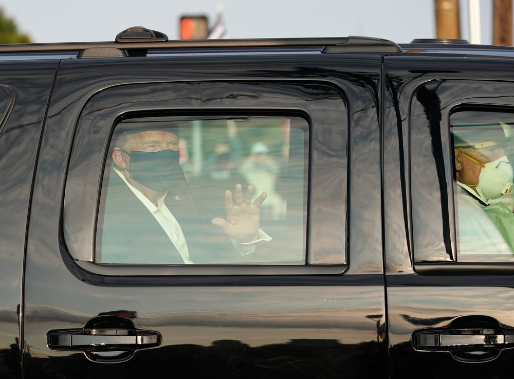 Internado com Covid-19, Donald Trump sai de carro do hospital para cumprimentar apoiadores