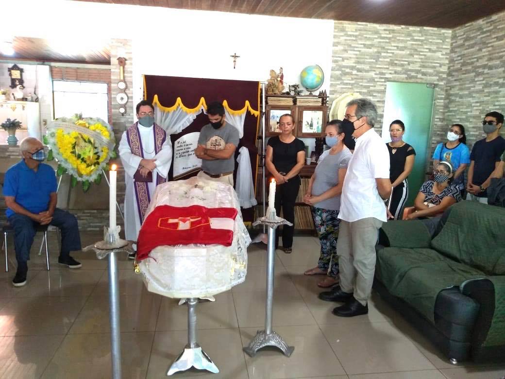 Familiares, amigos e autoridades dão último adeus à Dona Jandira, em Sena Madureira
