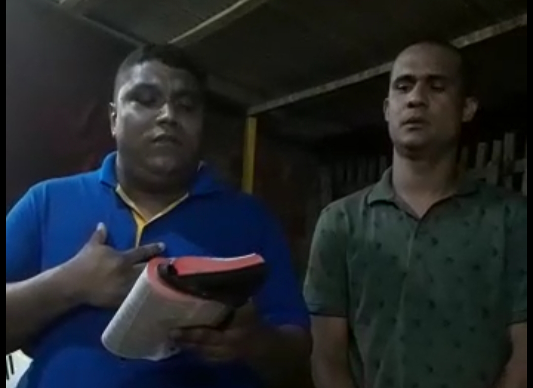 Vídeo: Ao lado de pastor, jovem anuncia saída de grupo criminoso em Cruzeiro do Sul