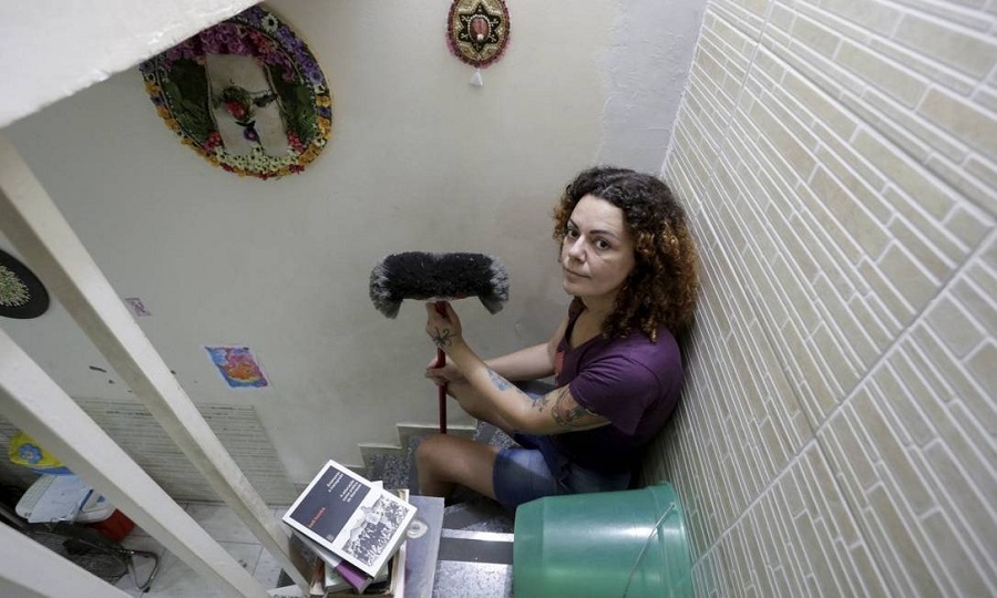 Sem emprego, professora viraliza ao oferecer faxina e aula de arte para clientes