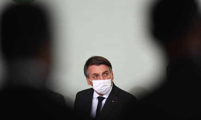 52% isentam Bolsonaro de culpa por mortes na pandemia, diz Datafolha