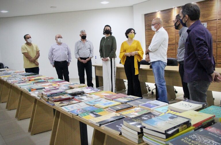 Fieac entrega centenas de livros doados por colaboradores à campanha do MPAC