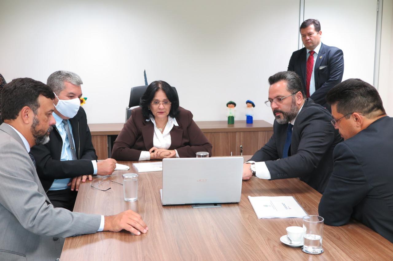 Em visita a ministra Damares, Alan Rick pede apoio na construção de escolas indígenas e aos imigrantes no Acre