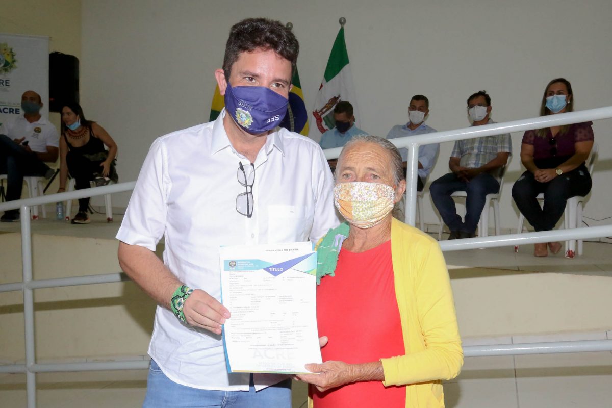 Governo entrega títulos definitivos para moradores de Tarauacá