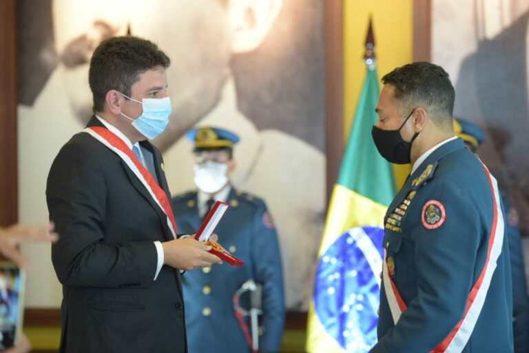 Ex-comandantes do Corpo de Bombeiros são homenageados pelo governo do Estado