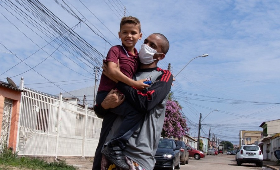 ‘Perdi parte da infância do meu filho’, diz jovem negro preso por crimes que não cometeu