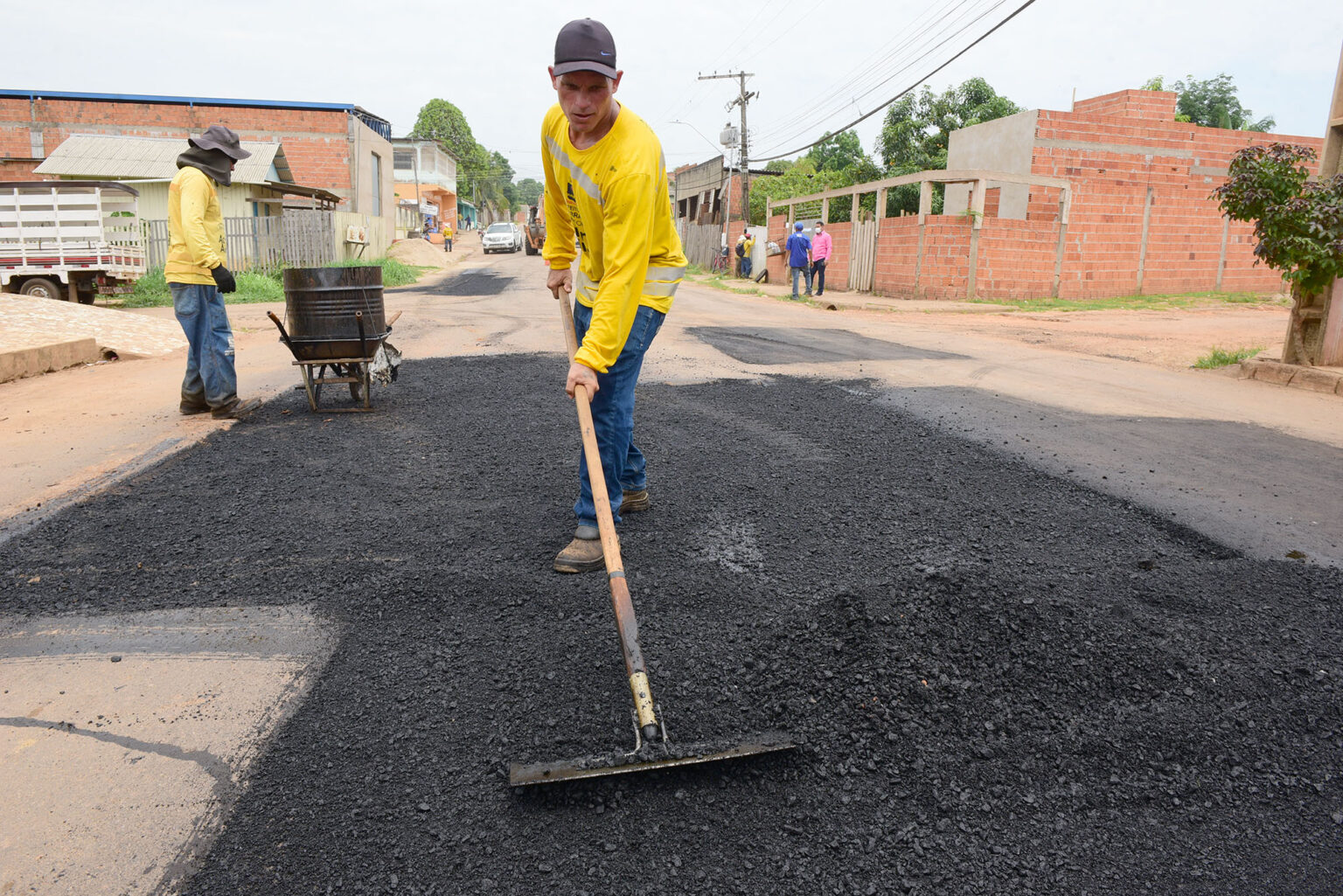 Prefeitura constrói rua no São Francisco e população comemora benefício
