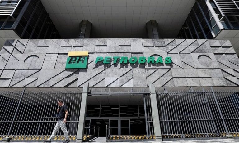 Ações da Petrobras caem mais de 9% após anúncio de reajuste e pessimismo no mercado