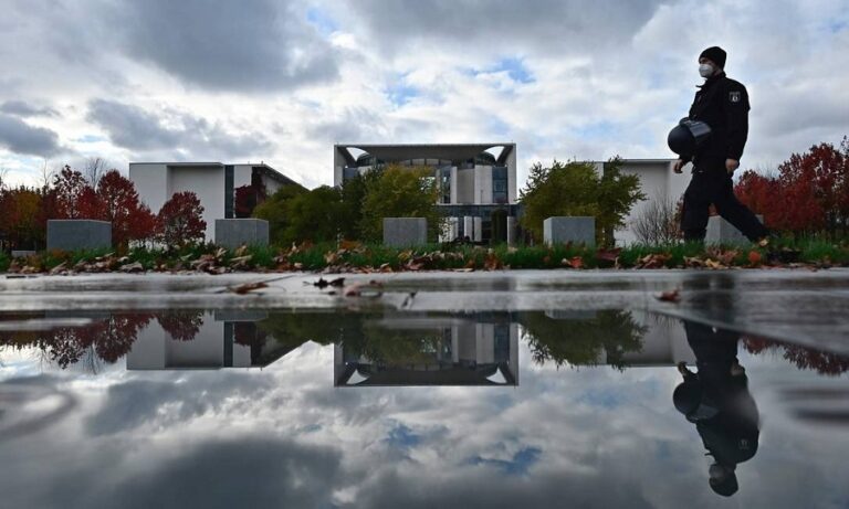 Covid: EUA têm recorde de novos casos; Alemanha e França fecham bares e restaurantes