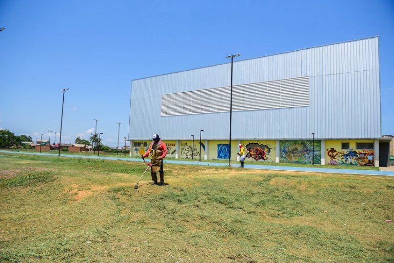 Prefeitura realiza ações de limpeza geral na regional da Baixada da Sobral