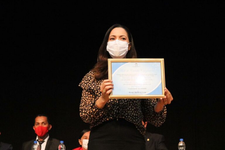 Mailza recebe título de Cidadã Cruzeirense em solenidade no Teatro dos Náuas