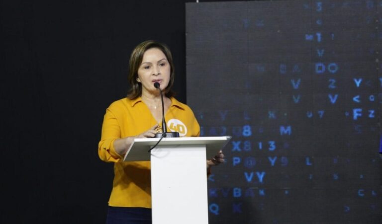 Socorro Neri alfineta candidatos em debate: “Parece que todos têm uma forma mágica”