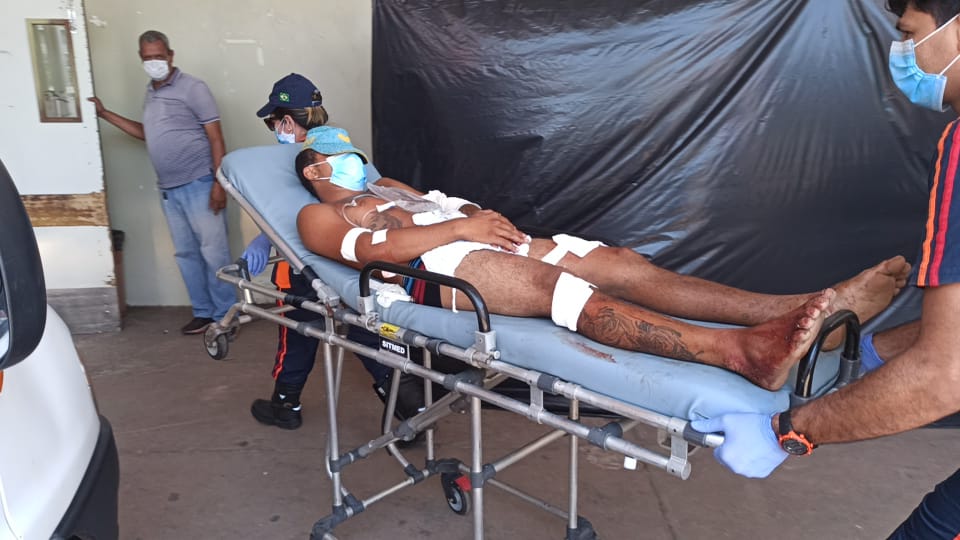 Criminosos em carro atiram contra jovem que caminhava em rua de Rio Branco