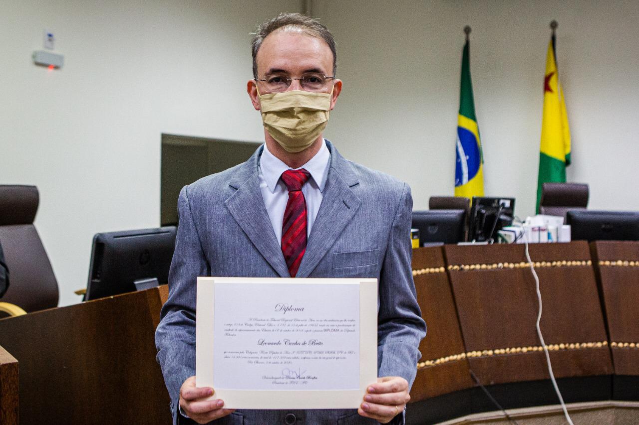Assumindo vaga de Manuel Marcos, Léo de Brito toma posse na Câmara nesta sexta