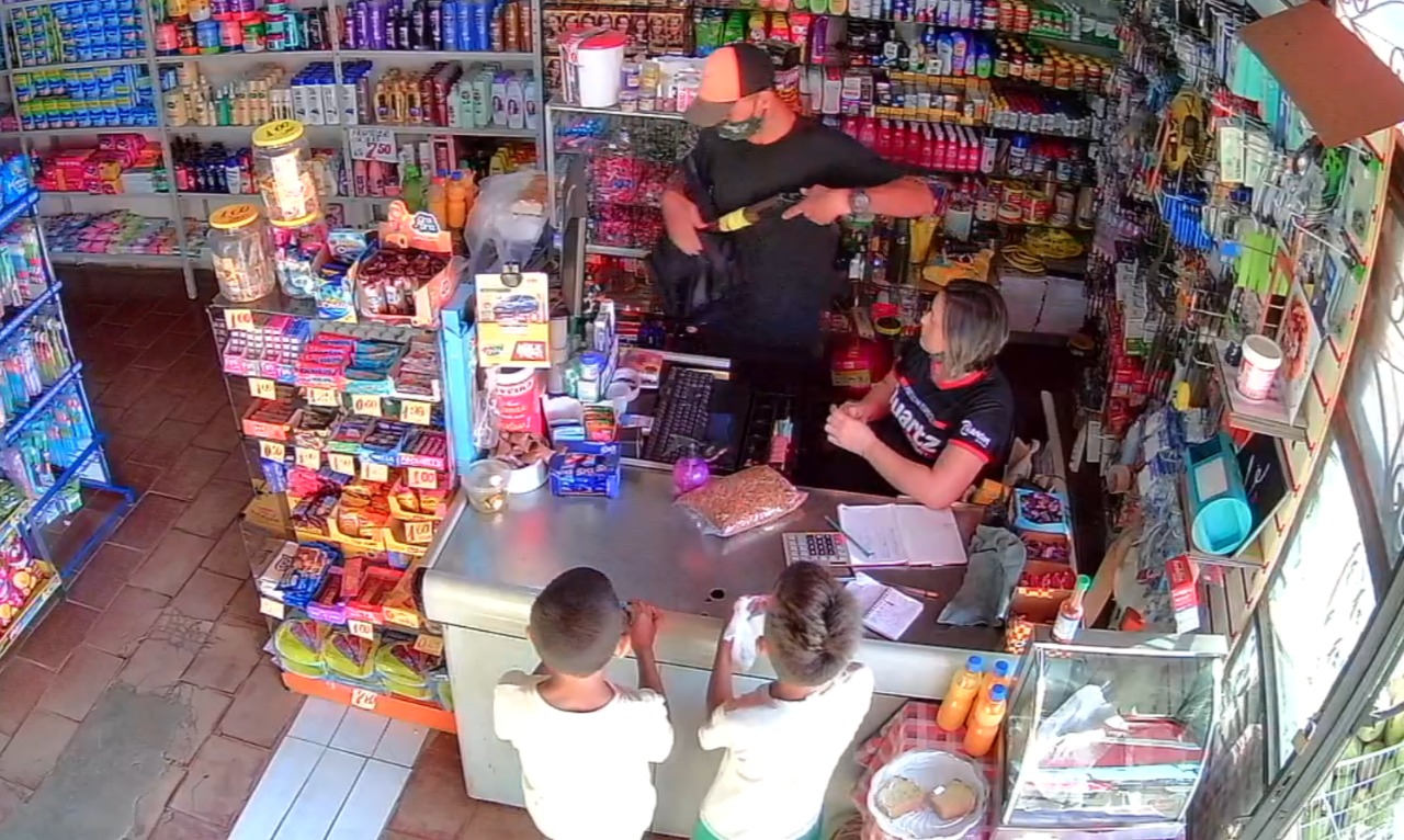 Na frente de crianças, bandido assalta comércio e rouba R$ 500 em Rio Branco