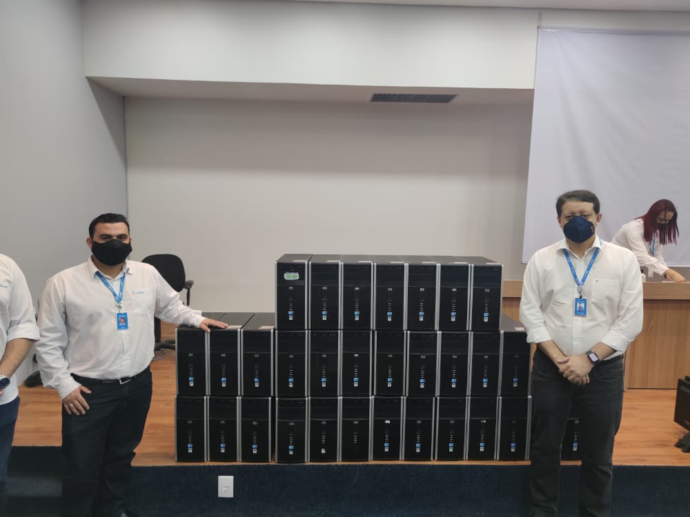 Energisa doa 40 computadores a alunos do projeto Geração Energia