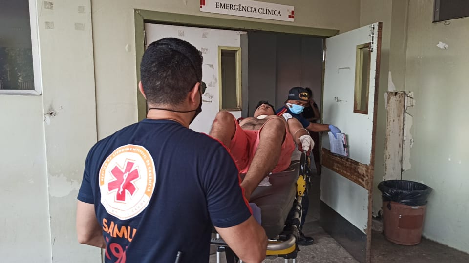 Motociclista tem pescoço cortado por linha de cerol na Vila Betel, em Rio Branco