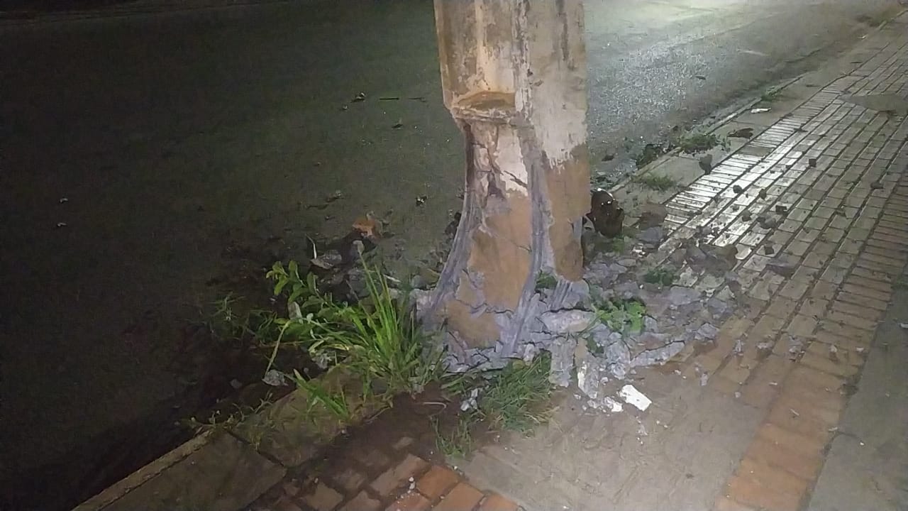 Mulher fica ferida após carro colidir com poste no bairro Bosque, em Rio Branco