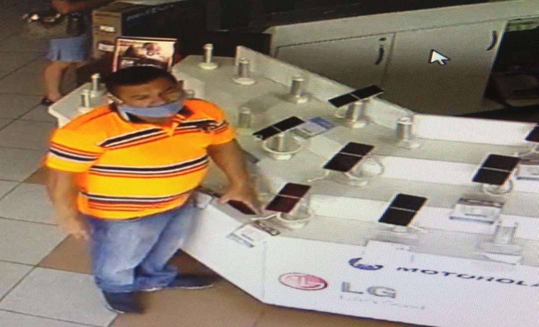 Vídeo: homem entra em loja, disfarça e furta telefone de vitrine em Rio Branco