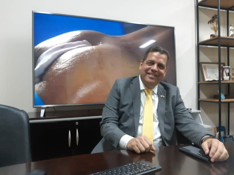 Major Rocha aparece sorrindo em foto mostrando nádegas de Ulysses em TV