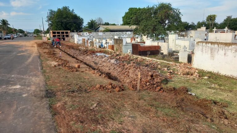 Moradores denunciam Mazinho por cemitério nas calçadas e caso vai parar no MPAC