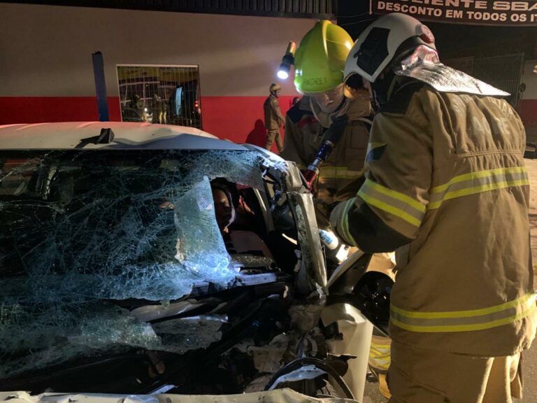 Veja vídeo: mulher fica presa às ferragens após colidir contra poste de energia próximo ao 7º BEC