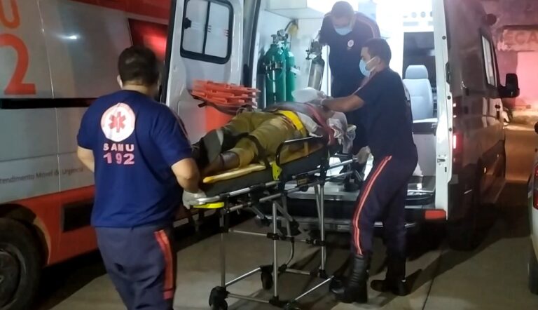 Motociclistas se chocam contra mureta na Amadeo Barbosa e vão parar no PS