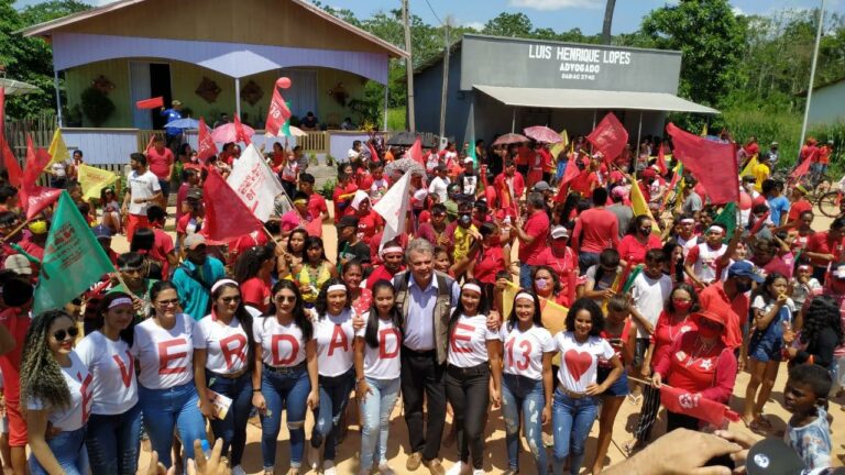 Petecão faz caminhada com Edvaldo em apoio a candidato do PT em Jordão