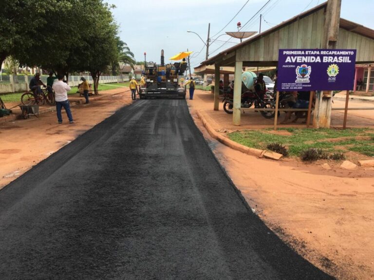 Governo do Acre atende pedido de Vanda Milani e asfalta Avenida Brasil em Acrelândia