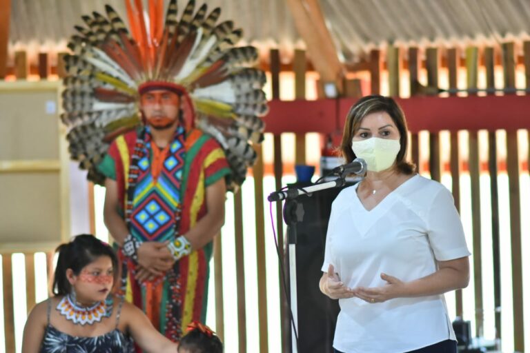 Socorro Neri40 e Eduardo Ribeiro visitam comunidade Huni Kuin na Transacrena