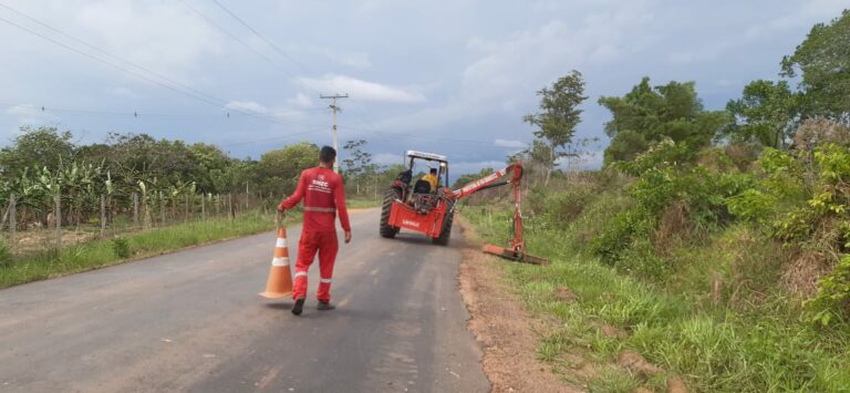 Zeladoria realiza roçagem mecanizada em ramais de Rio Branco