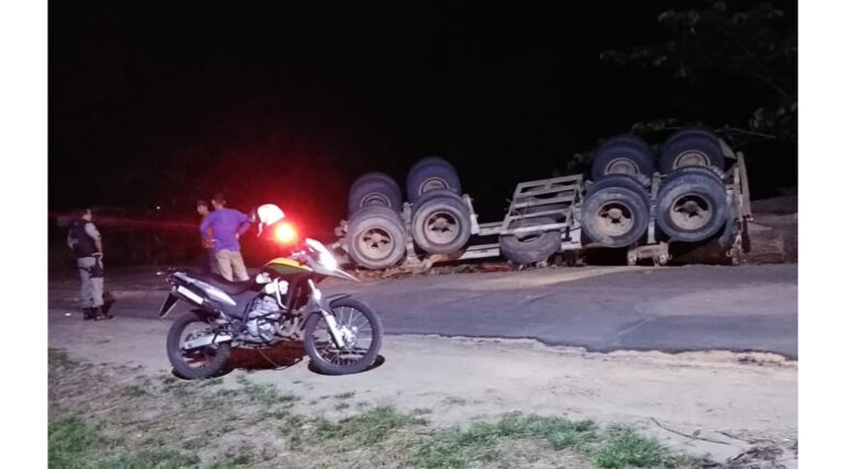 Parte de caminhão tomba com toras de madeiras em estrada no interior do AC