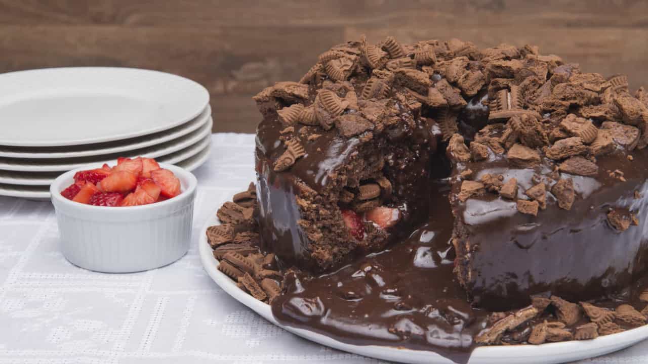 Receita: Bolo Vulcão de Chocolate com bolachas
