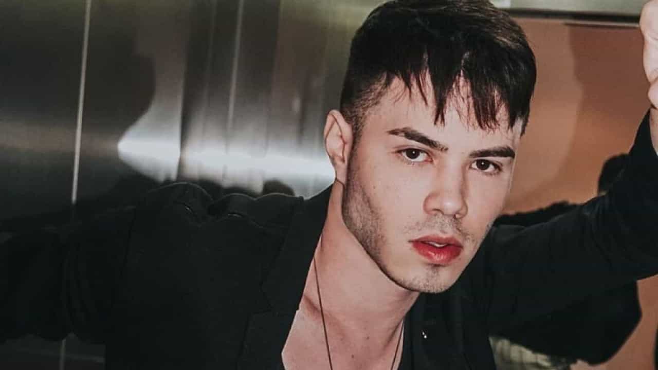 Gustavo Rocha declara em vídeo para os seguidores que é gay