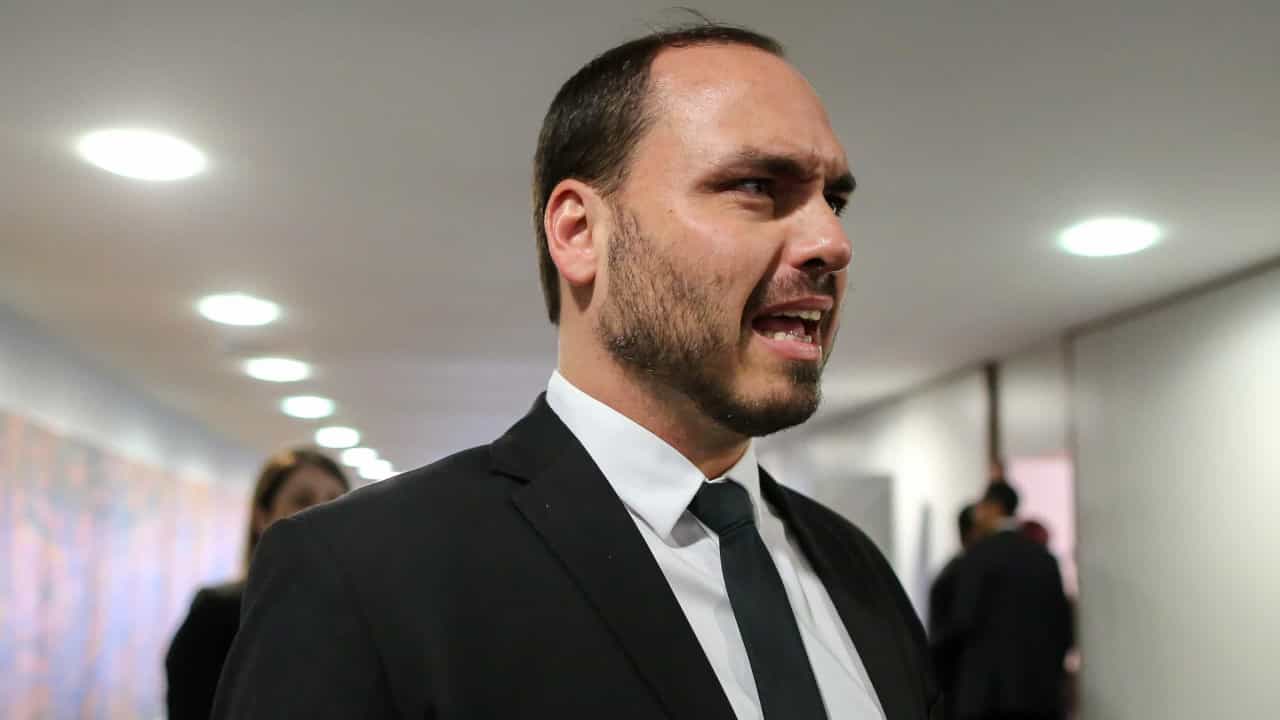 Bolsonaro faz doação eleitoral irregular ao filho Carlos em dinheiro vivo