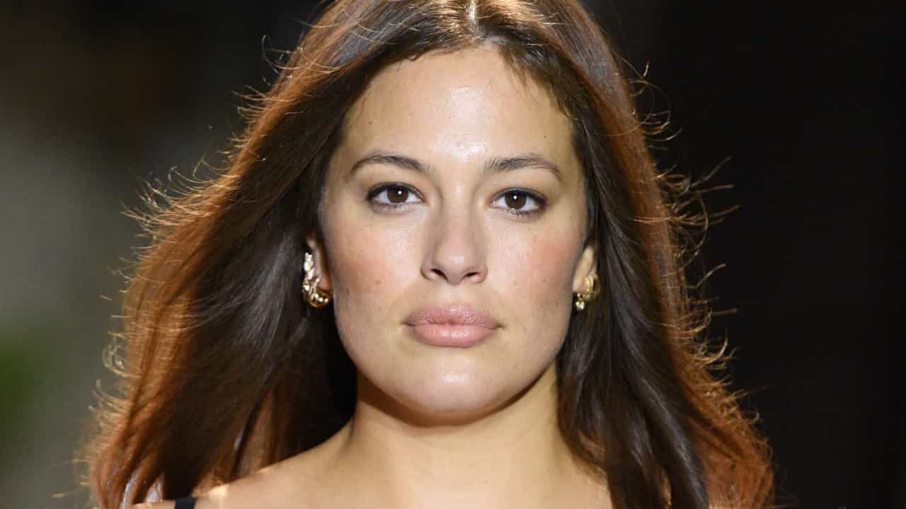 Ashley Graham mostra estrias da gravidez em fotos com o filho