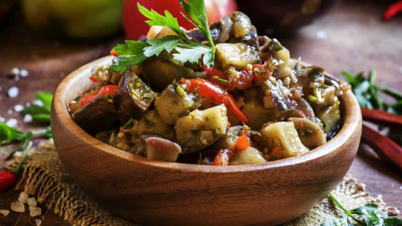 Caponata de berinjela usa alimento da safra; aprenda