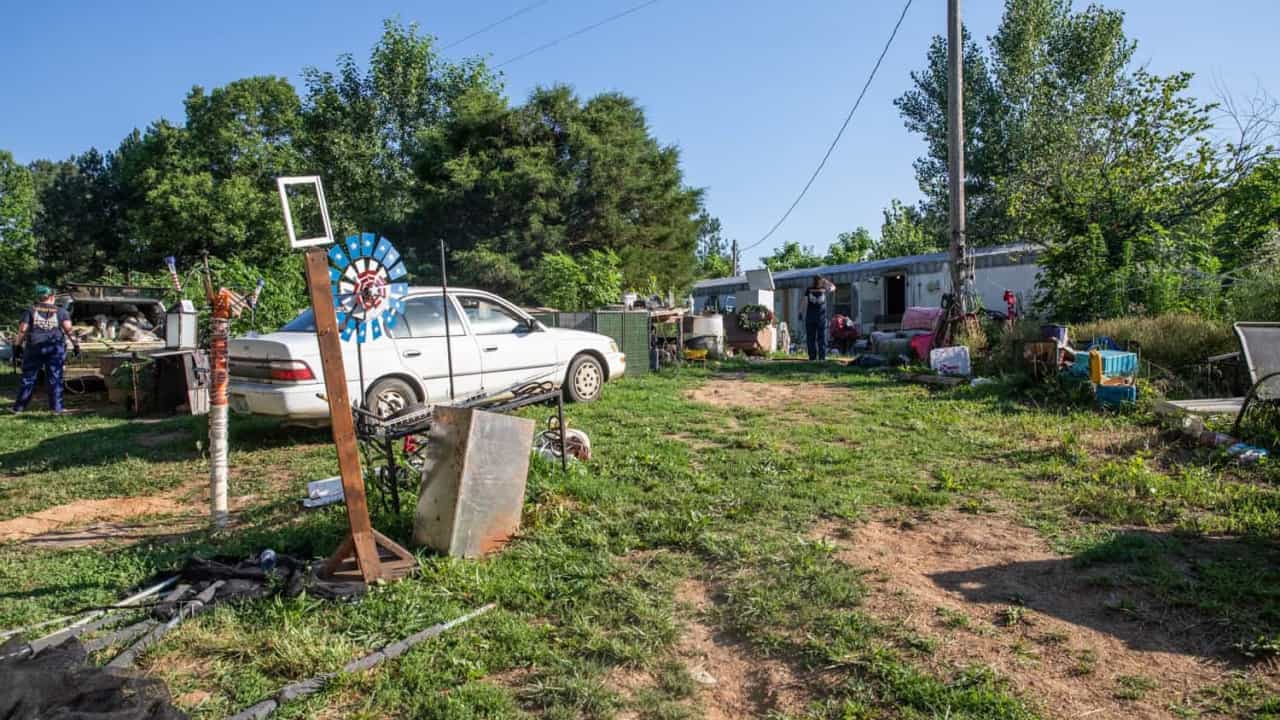 Pais mantinham criança em jaula por ser o “lugar mais seguro” da casa