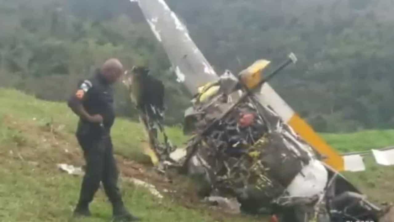 Queda de helicóptero mata duas pessoas no interior do Rio