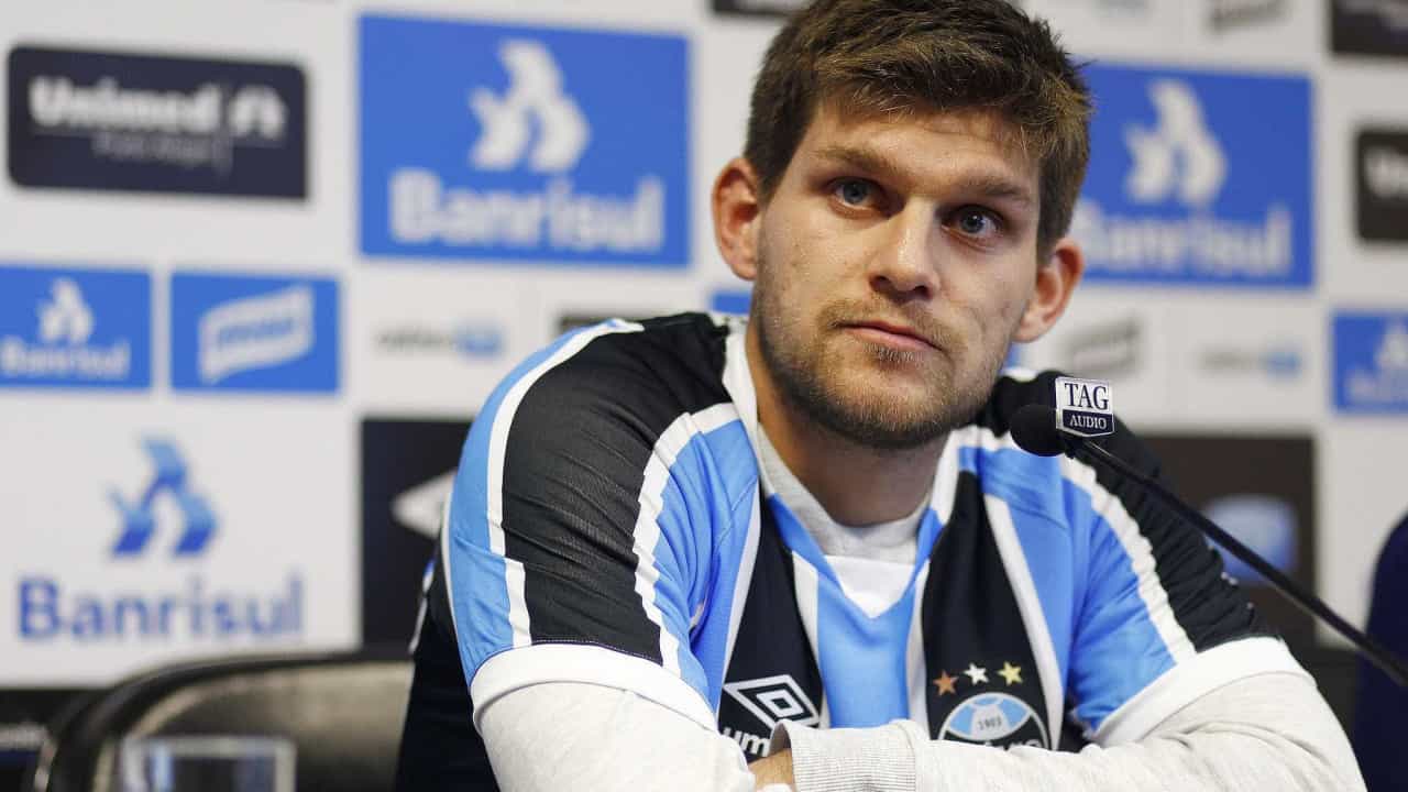 Kannemann treina e deve reforçar o Grêmio contra o São Paulo