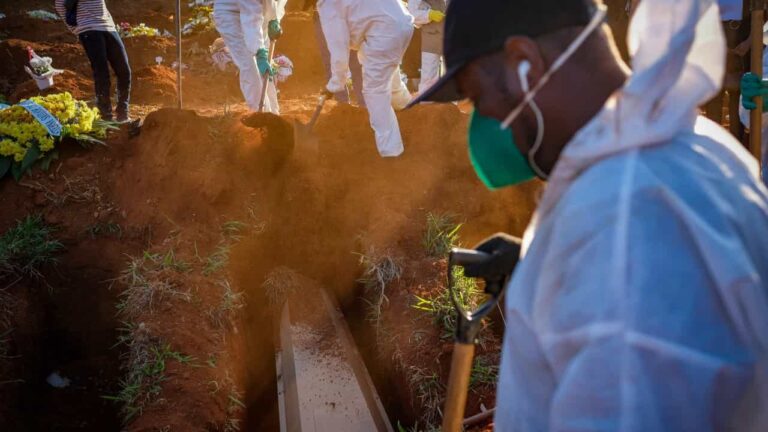 Brasil registra média móvel de 483 mortes por dia devido a covid-19