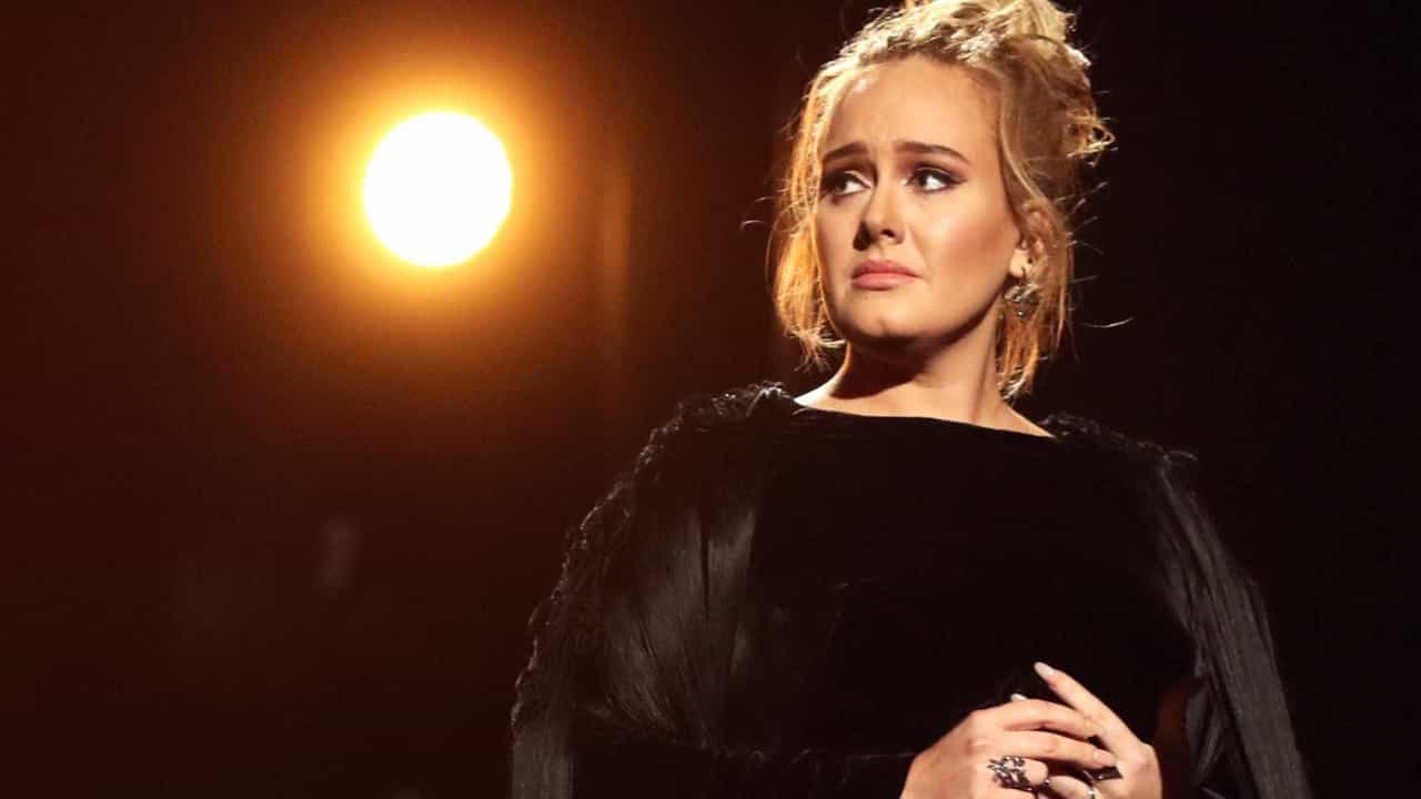 Pai de Adele faz queixa à polícia porque vizinha só ouve músicas da filha