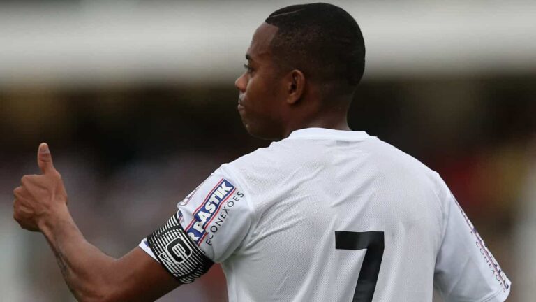 Robinho não vai mais procurar clubes até decisão sobre condenação por estupro