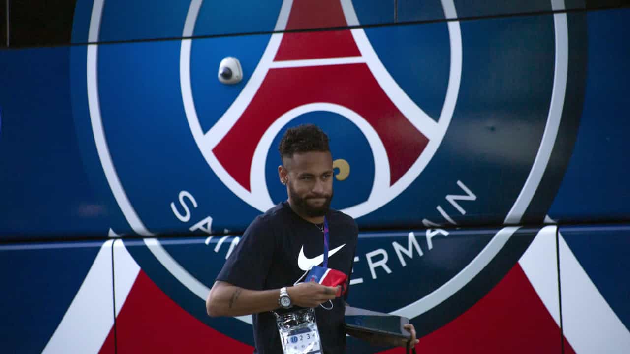 PSG goleia lanterna e assume ponta